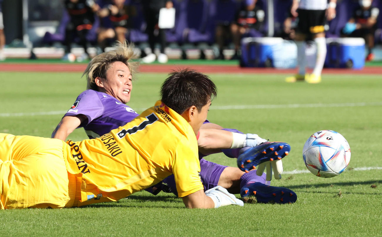 広島対浦和　前半　広島森島が先制ゴールを決める。手前は浦和GK西川（撮影・加藤孝規）
