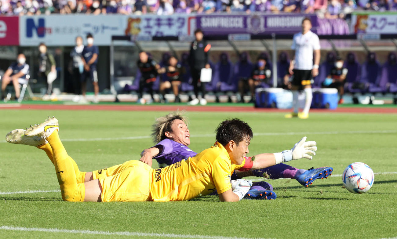広島対浦和　前半　広島森島が先制ゴールを決める。手前は浦和GK西川（撮影・加藤孝規）