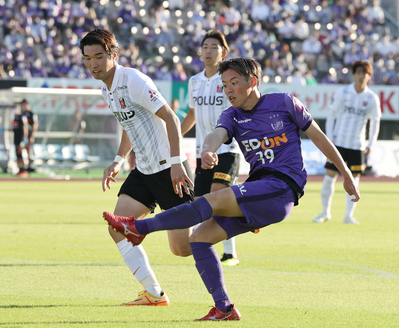 広島対浦和　後半　3点目のゴールを決める広島満田（撮影・加藤孝規）