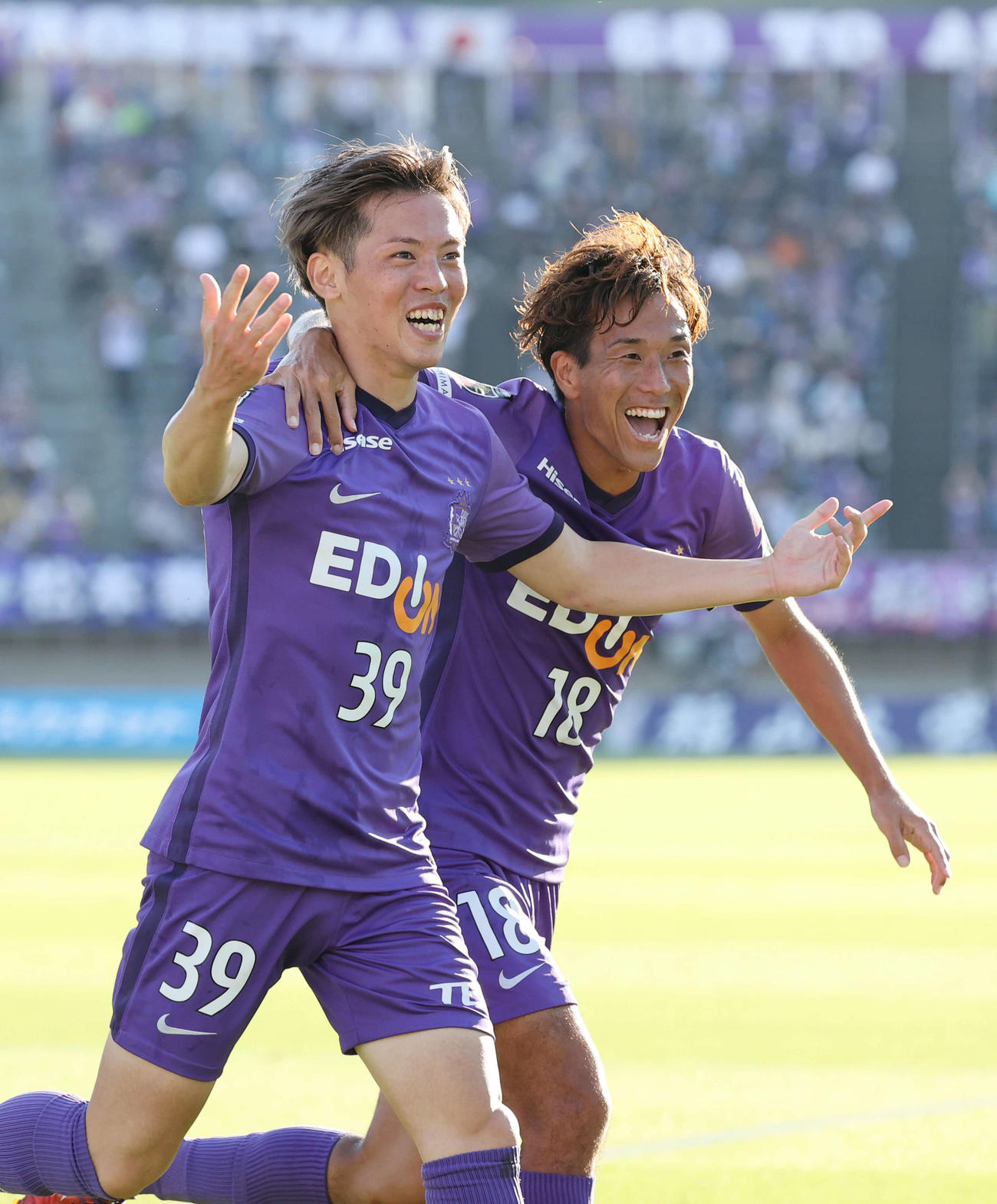 広島対浦和　後半　3点目のゴールを決め、喜ぶ広島満田。右は広島柏（撮影・加藤孝規）