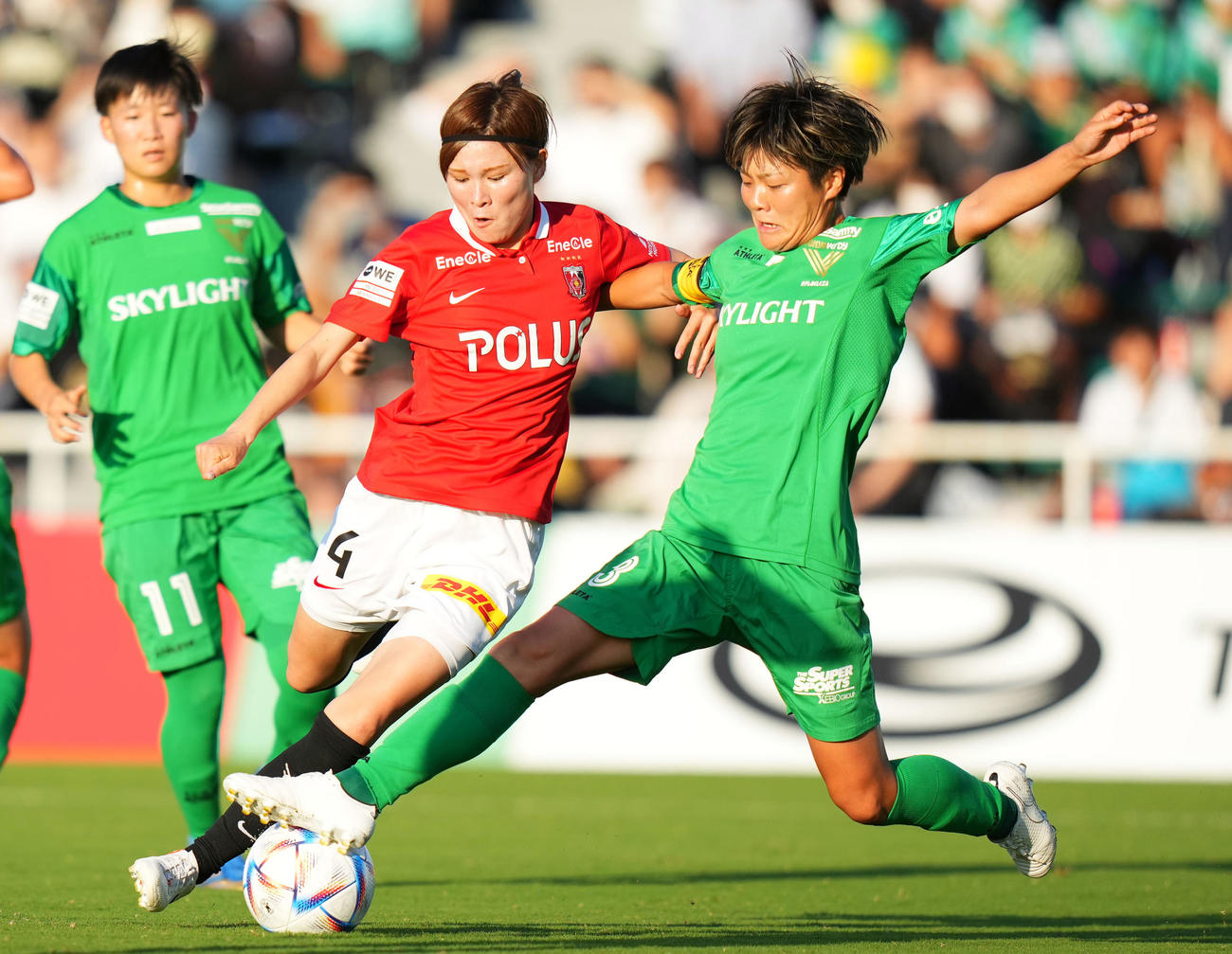 浦和対日テレ東京V　前半、競り合う浦和佐々木（中央）と日テレ東京V村松（右）（撮影・横山健太）