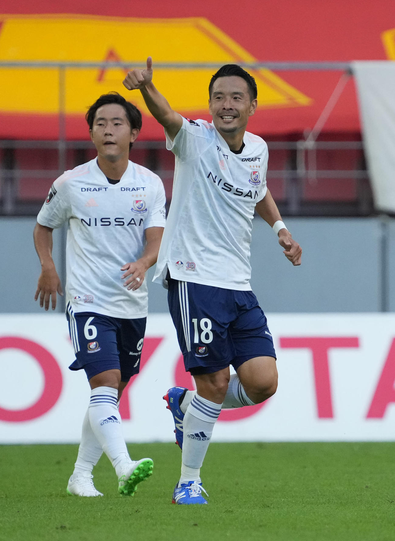 名古屋対横浜　前半、先制ゴールを決め喜ぶ横浜水沼（右）（撮影・森本幸一）