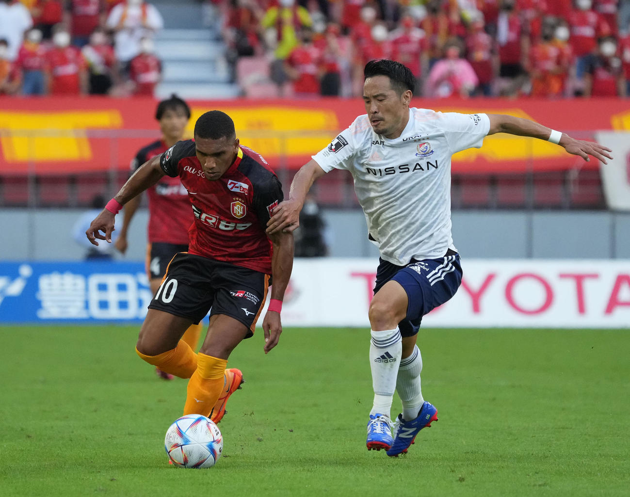 名古屋対横浜　前半、名古屋マテウスと競り合う横浜水沼（右）（撮影・森本幸一）