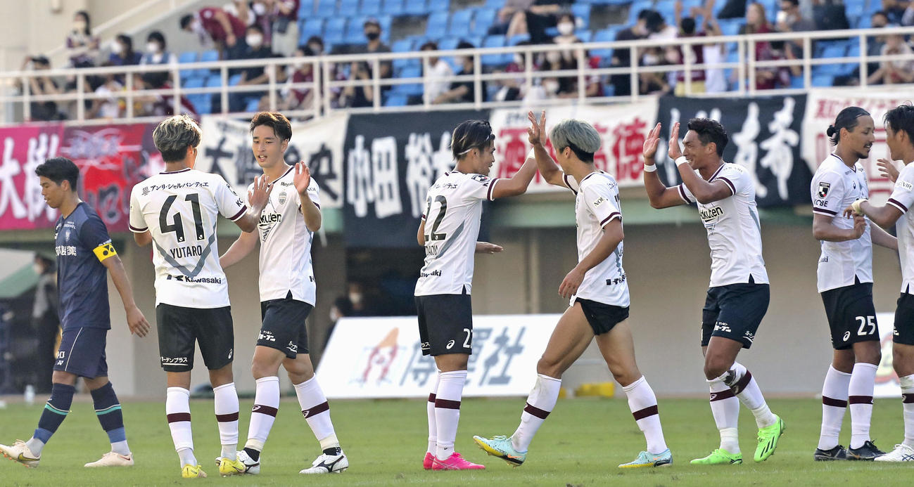 福岡に勝利しタッチを交わす神戸イレブン（共同）