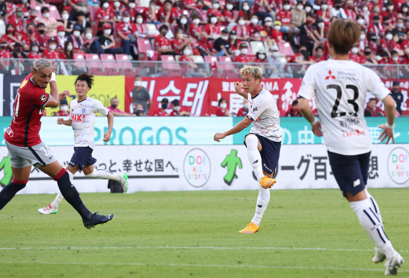鹿島対東京　後半、右足で決勝ゴールを決める東京安部（左から3人目）（撮影・丹羽敏通）