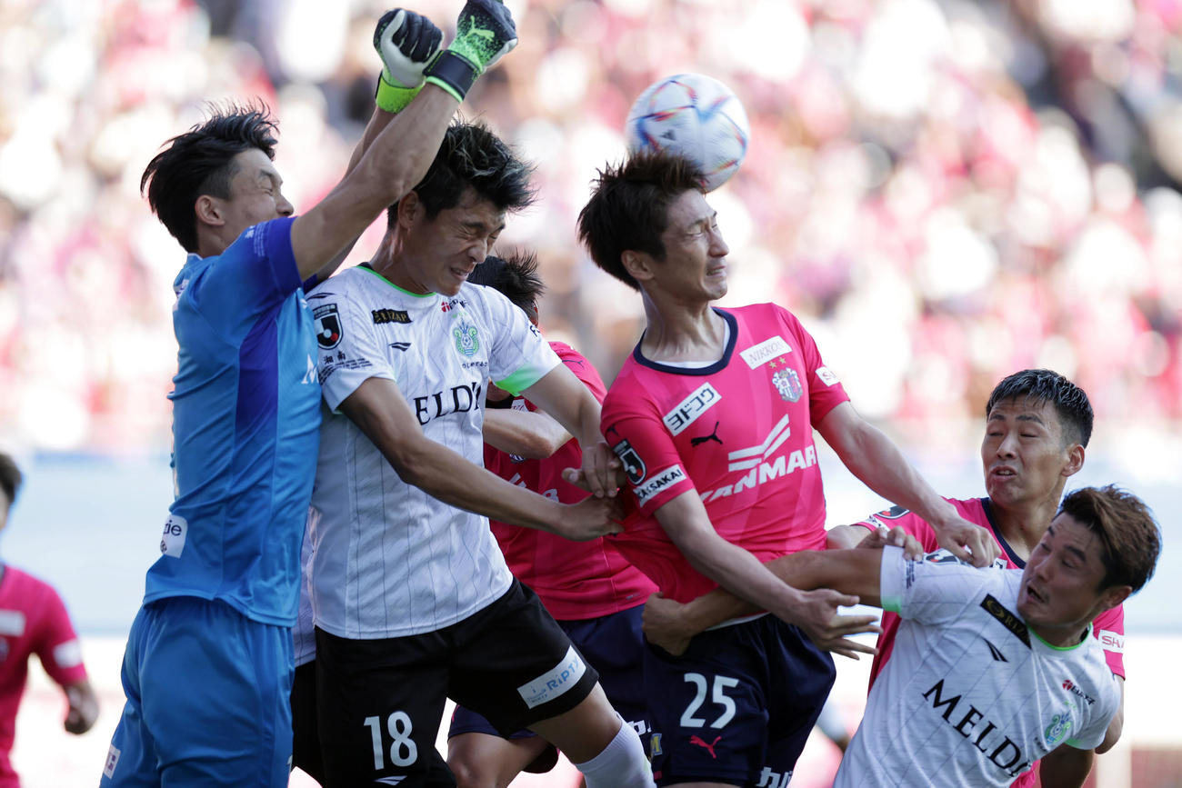 C大阪対湘南　後半、CKで競り合う湘南GK谷（左端）、C大阪奧埜（中央）ら両チームの選手たち（撮影・前田充）