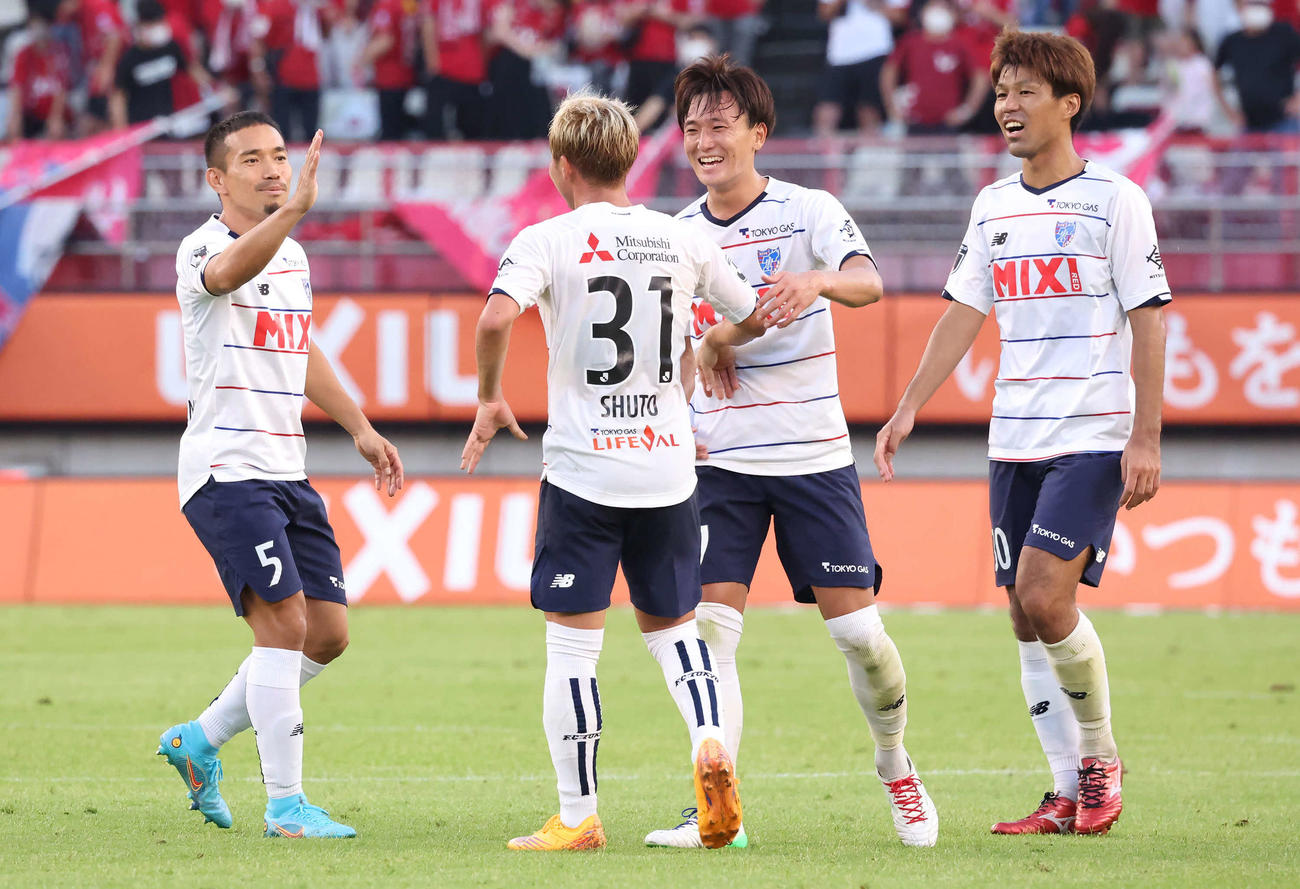 鹿島対東京　安部（左から2人目）の千金ゴールで鹿島に勝利して喜ぶ長友（左端）ら東京イレブン（撮影・丹羽敏通）
