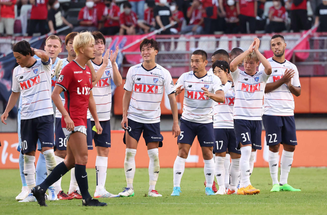 鹿島対東京　安部（右から2人目）の千金ゴールで鹿島に勝利して喜ぶ長友ら東京イレブン（撮影・丹羽敏通）