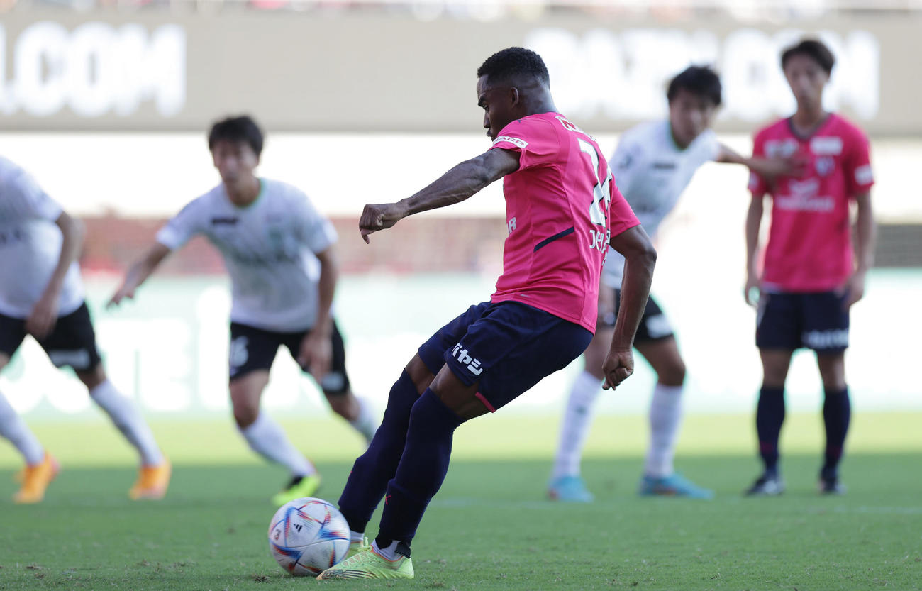 C大阪対湘南　後半、PKで先制ゴールを決めるC大阪パトリッキ（撮影・前田充）