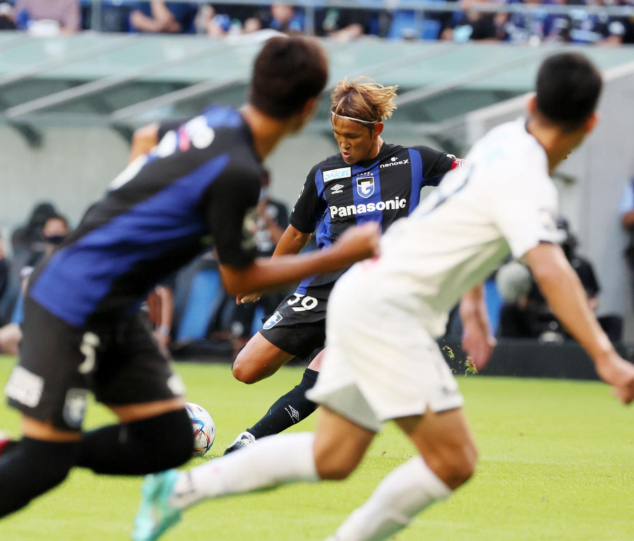 G大阪対柏　後半、G大阪宇佐美はファウルを受けFKを蹴る（撮影・加藤哉）
