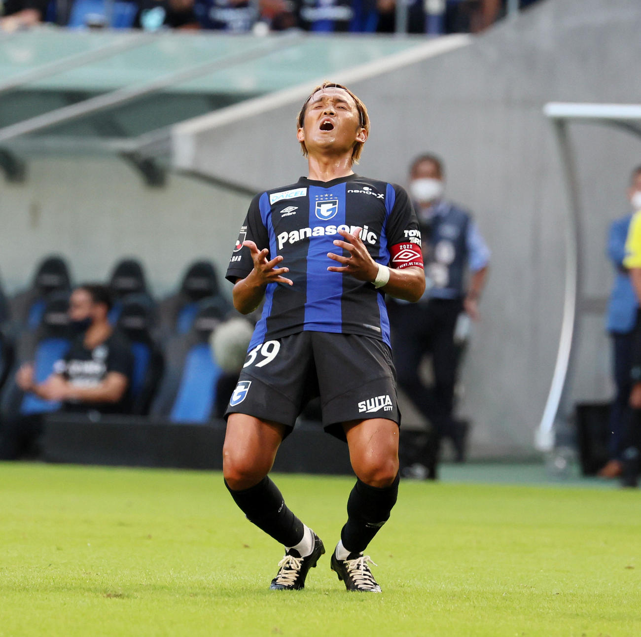 G大阪対柏　後半、G大阪宇佐美はけFKを蹴るもゴール決まらず悔しそうな表情を見せる（撮影・加藤哉）