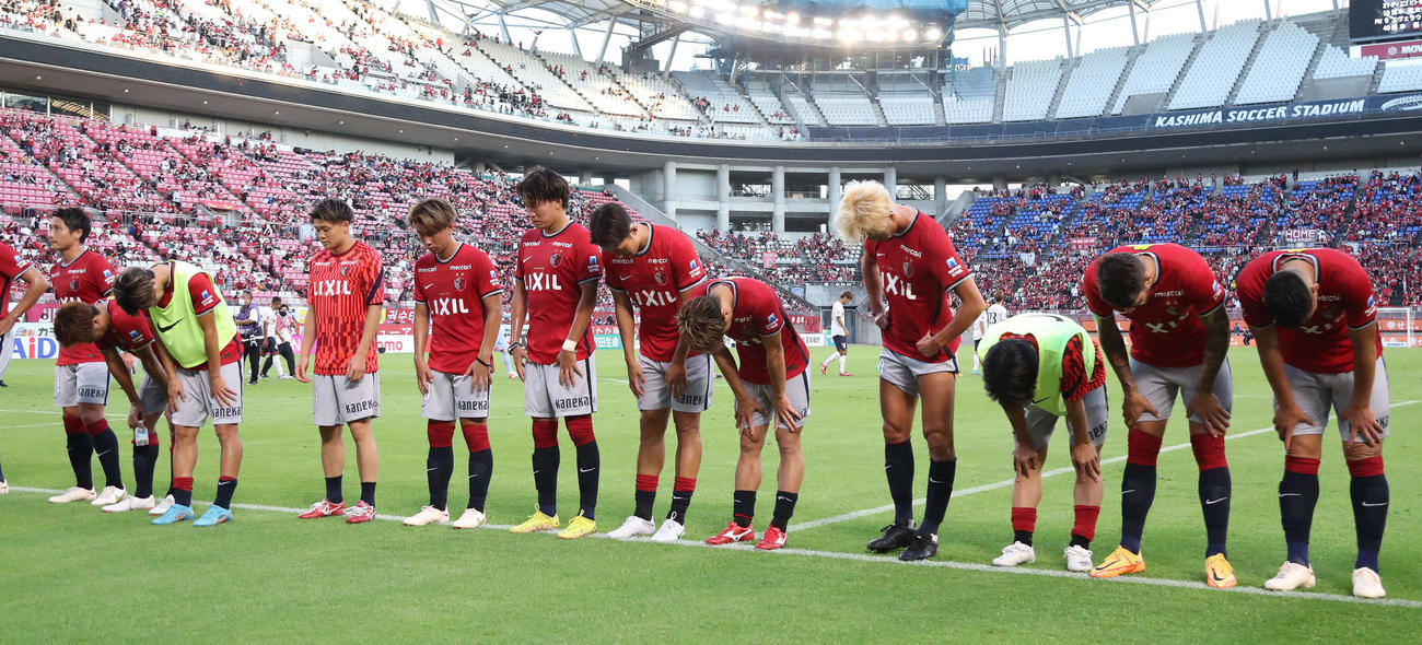 鹿島対東京　ホームで敗れた鹿島イレブン（撮影・丹羽敏通）
