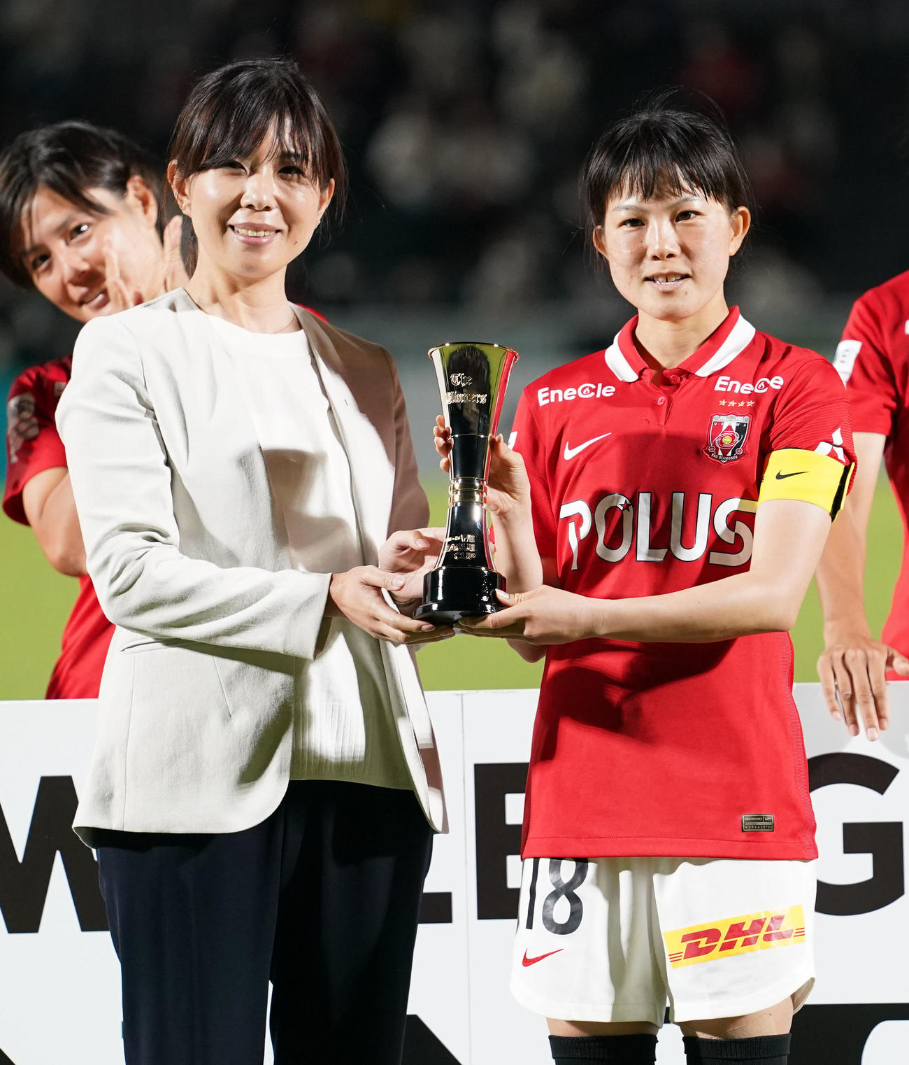 浦和対日テレ東京V　高田チェア（左）から優勝カップを受け取る浦和柴田（撮影・横山健太）