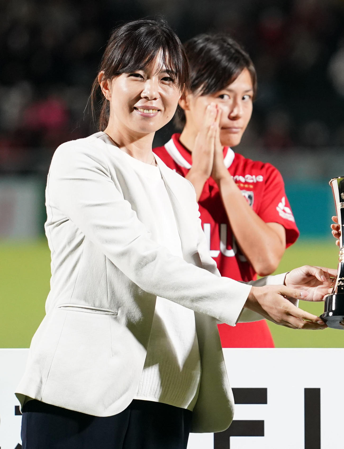 WEリーグカップ　決勝　浦和対日テレ東京V　表彰式に登壇した高田春奈チェア（撮影・横山健太）
