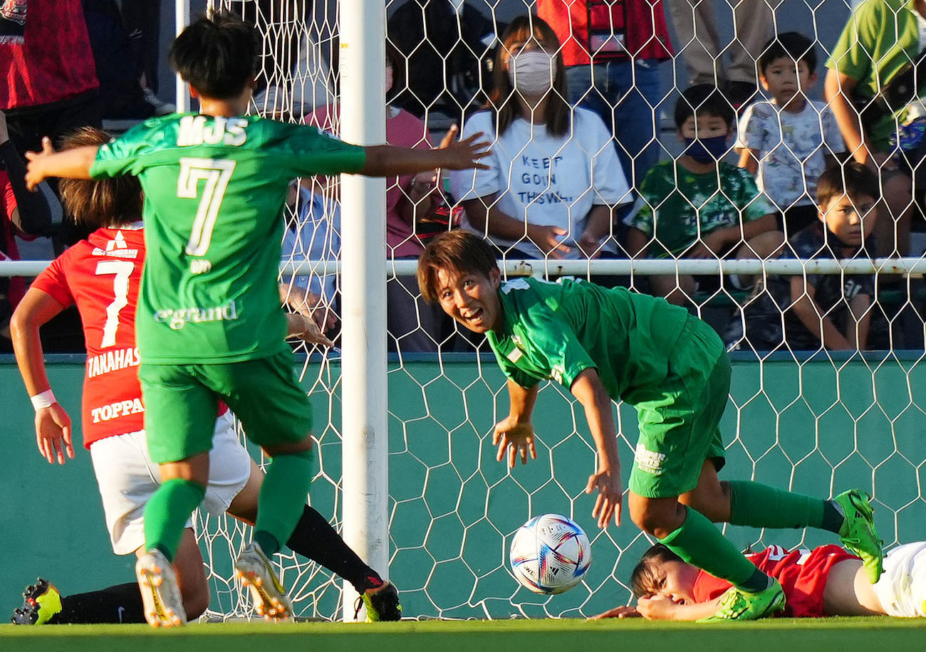 浦和対日テレ東京V　前半、先制ゴールを決める日テレ東京V植木（右）（撮影・横山健太）