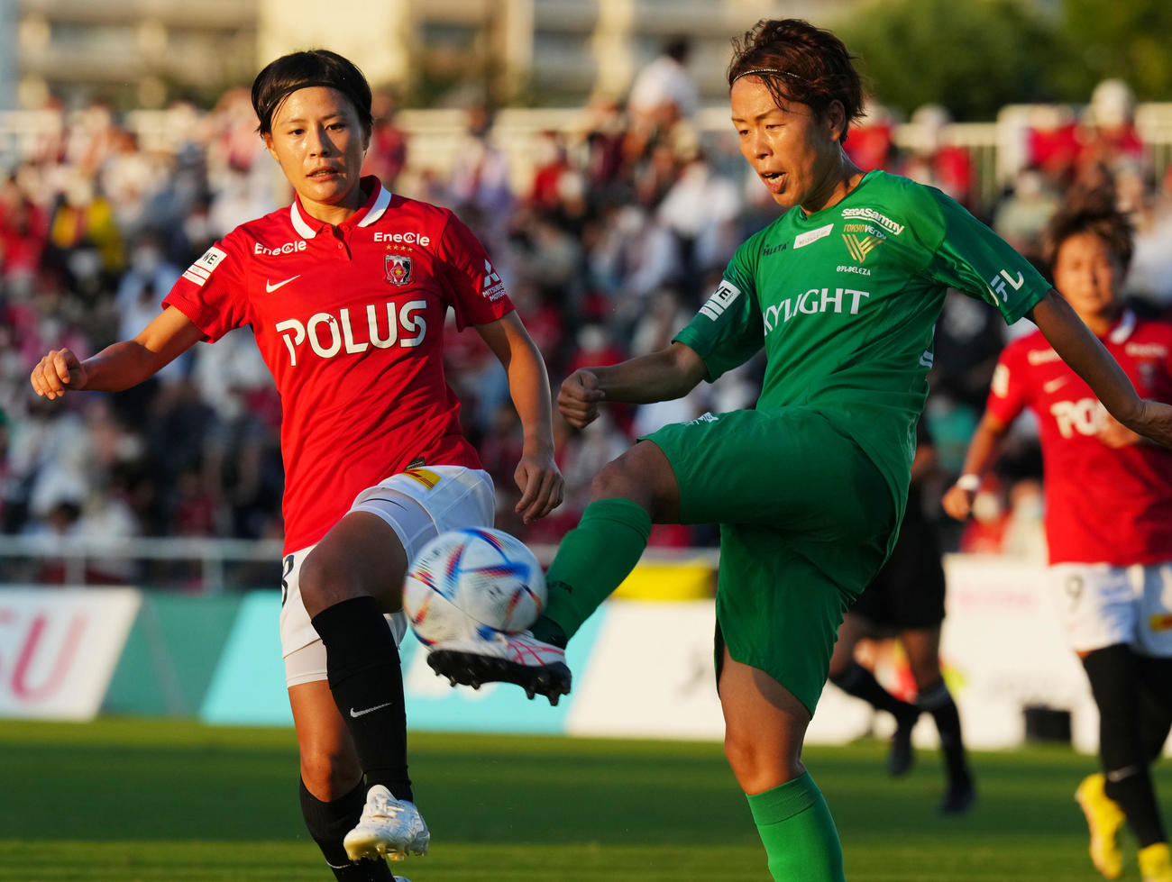 浦和対日テレ東京V　前半、競り合う浦和猶本（左）と日テレ東京V岩清水（撮影・横山健太）