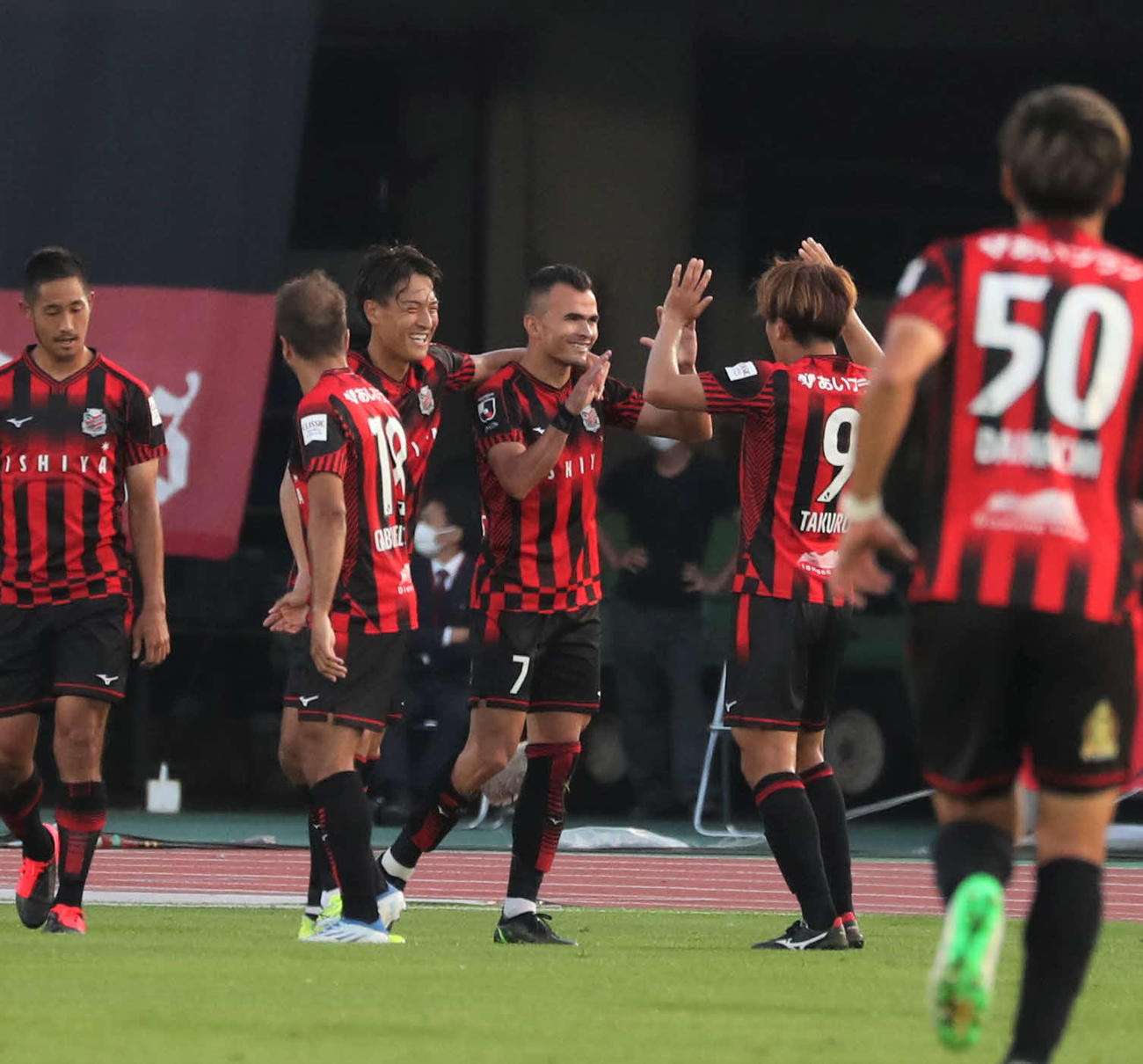 札幌対川崎F　前半、シュートを決め笑顔の札幌ルーカス（撮影・黒川智章）