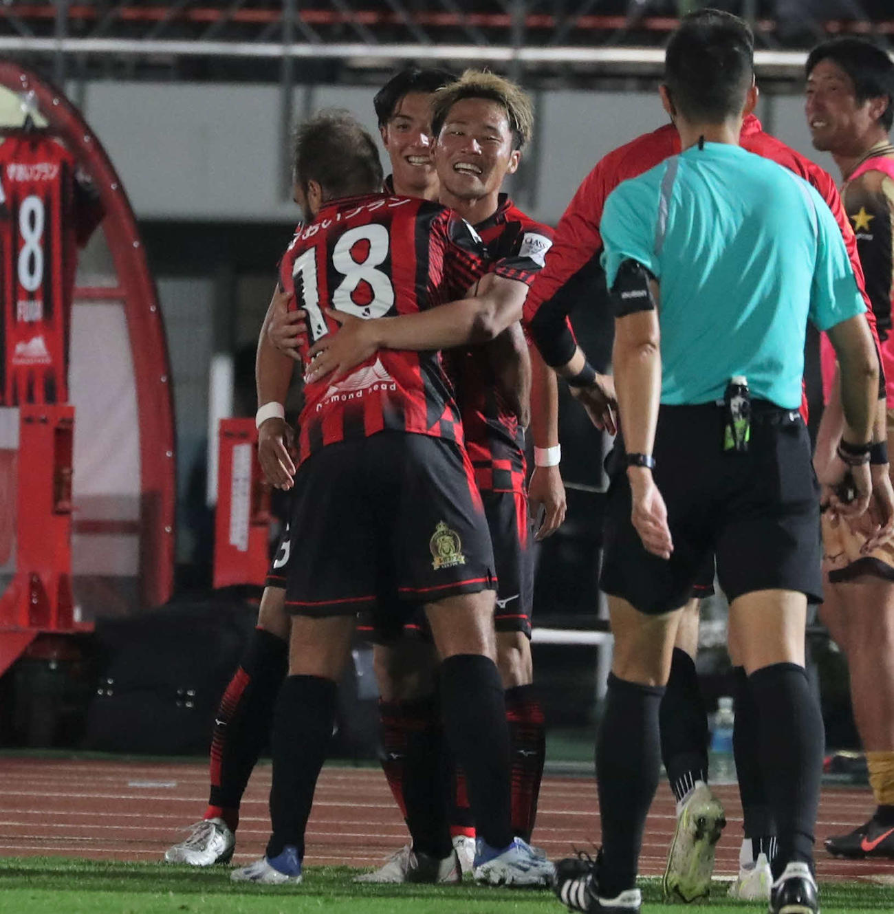 札幌対川崎F　後半、逆転ゴールを決め抱き合う札幌小柏（撮影・黒川智章）