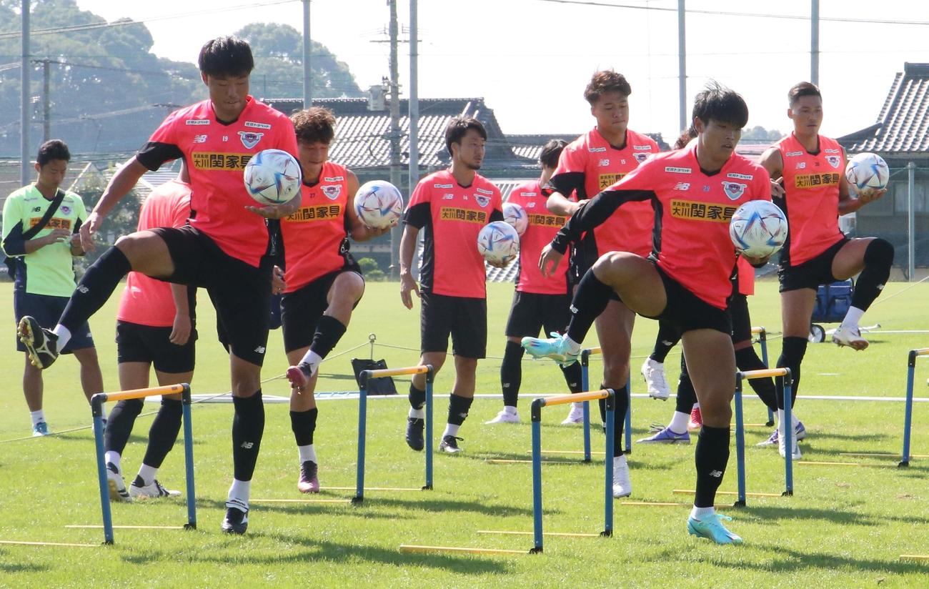 練習に励む鳥栖の選手たち（撮影・菊川光一）