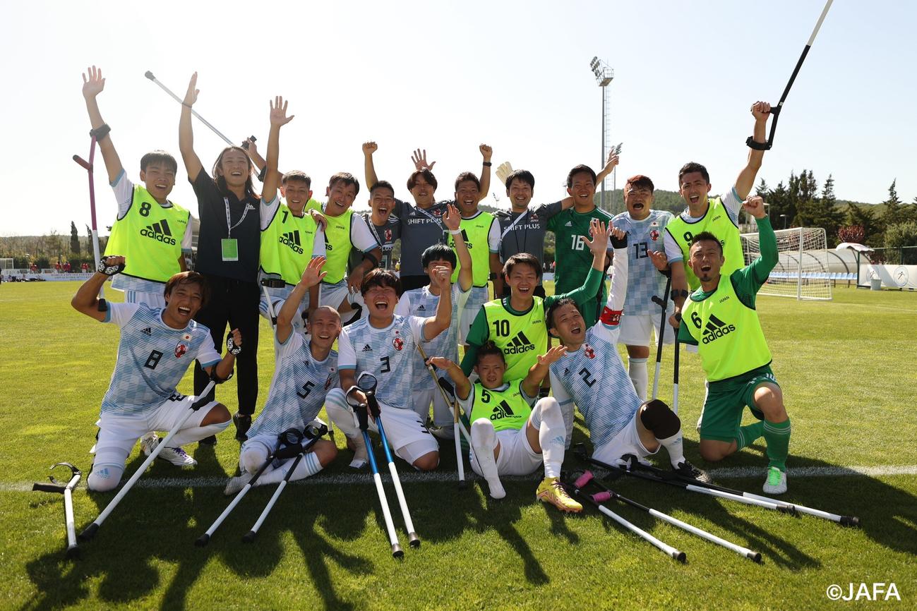 W杯初戦のドイツ戦に勝利し喜ぶアンプティサッカー日本代表（JAFA提供）