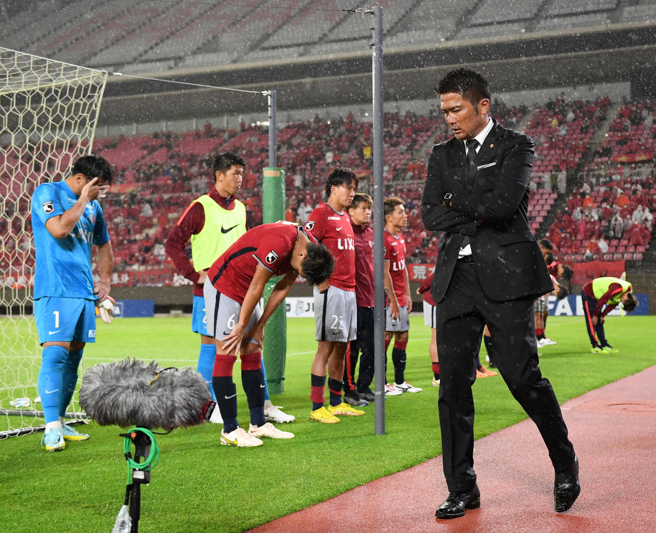 甲府対鹿島　試合に敗れ肩を落とす鹿島岩政監督（右）（撮影・横山健太）