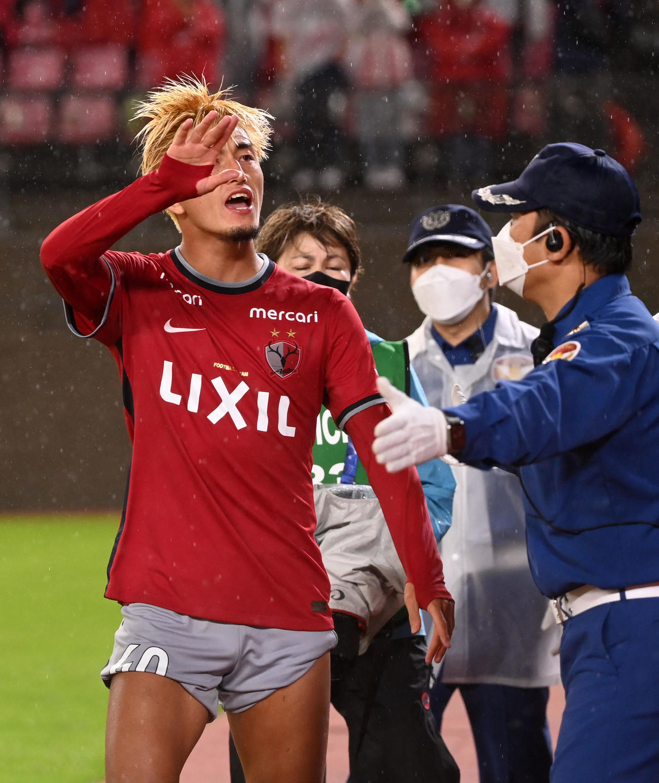 甲府対鹿島　試合後、サポーターと口論する鹿島鈴木（撮影・横山健太）
