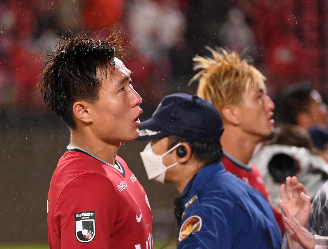 甲府対鹿島　試合後、サポーターと口論する鹿島三竿（左）（撮影・横山健太）