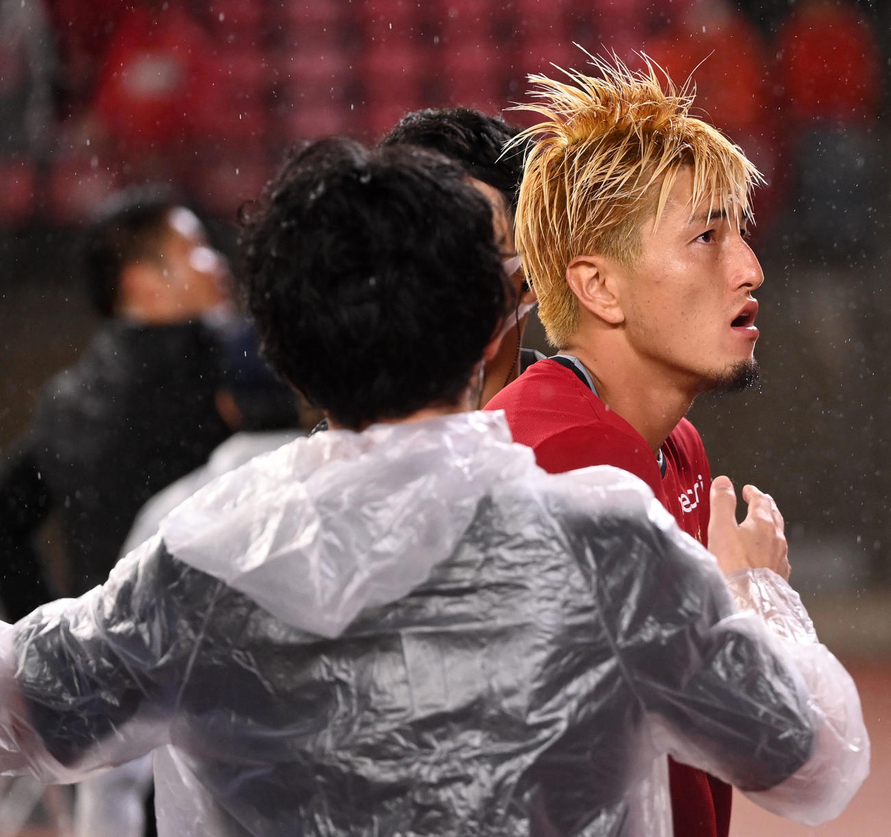 甲府対鹿島　試合後、サポーターと口論する鹿島鈴木（撮影・横山健太）