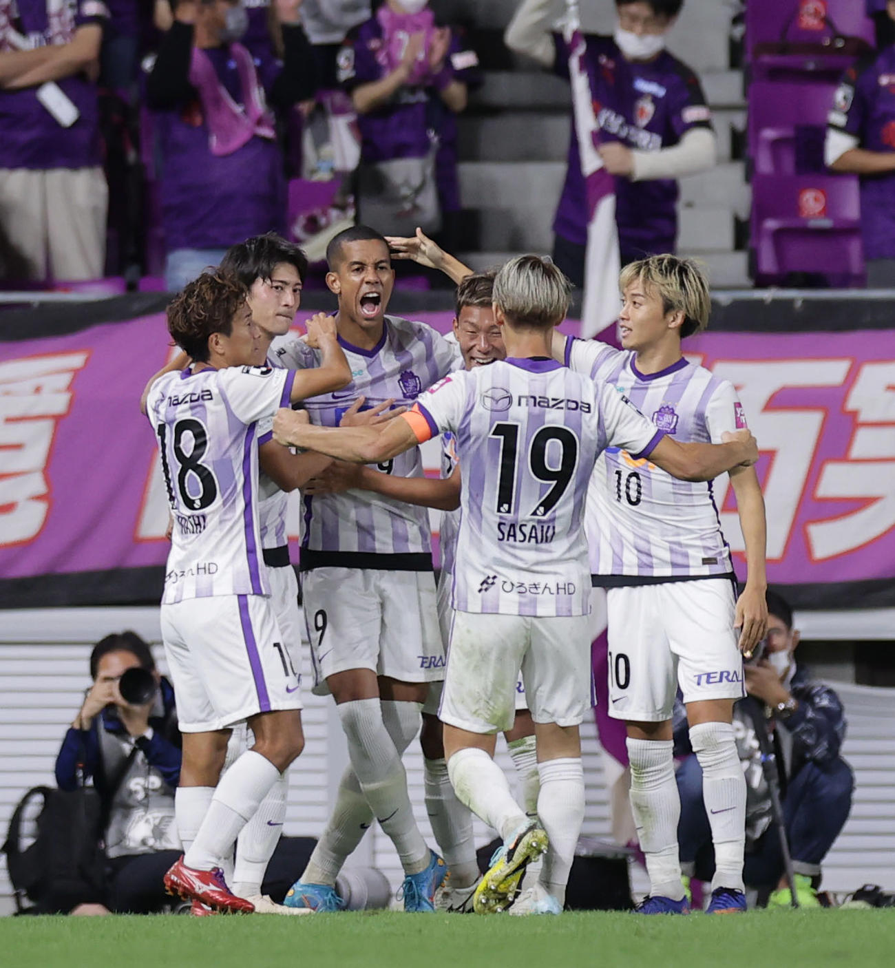 京都対広島　前半、PKで先制ゴールを決め祝福される広島ドウグラス・ヴィエイラ（左から3人目）（撮影・前田充）