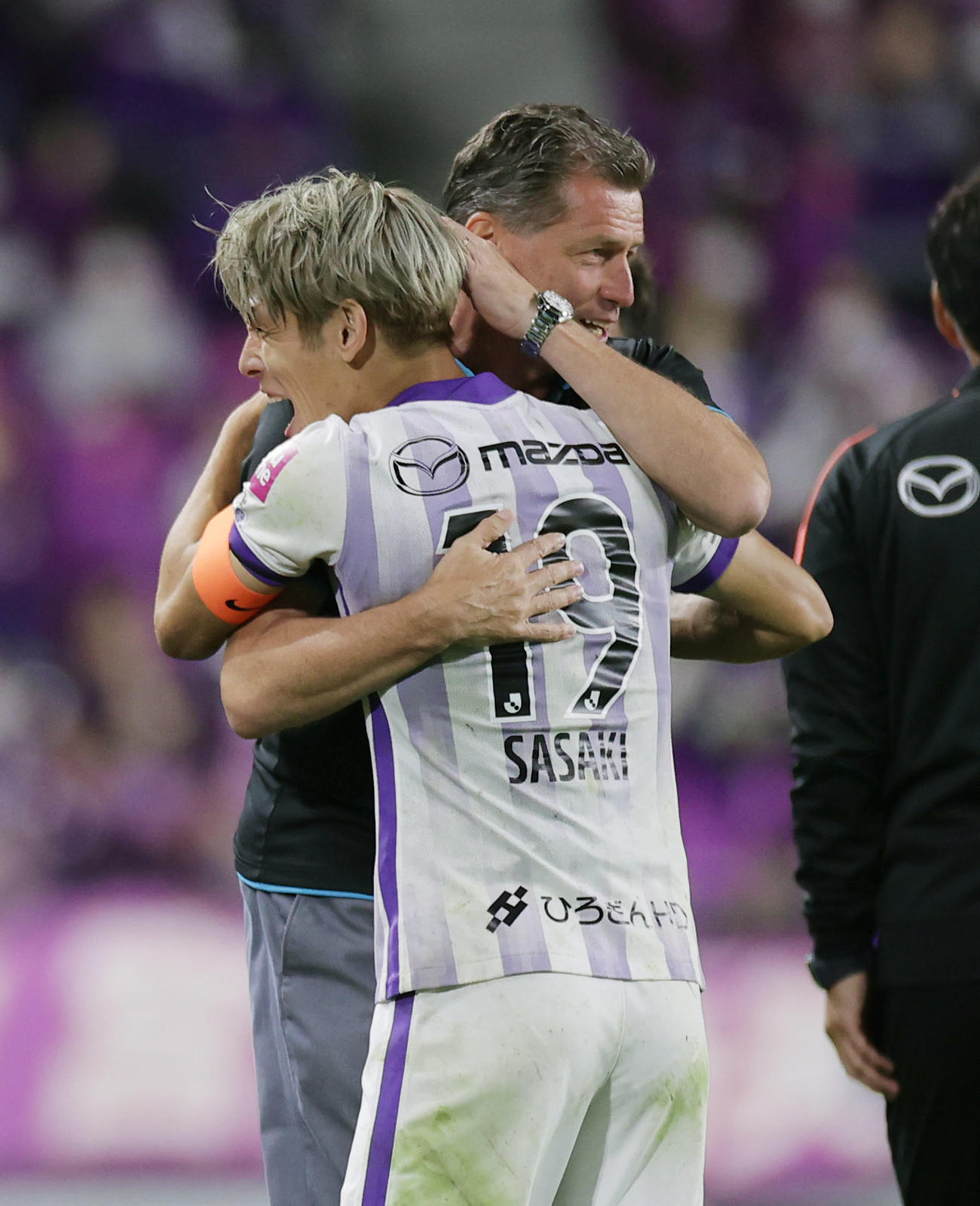 京都対広島　京都に勝利し抱き合って喜ぶ広島佐々木（左）とスキッベ監督（撮影・前田充）
