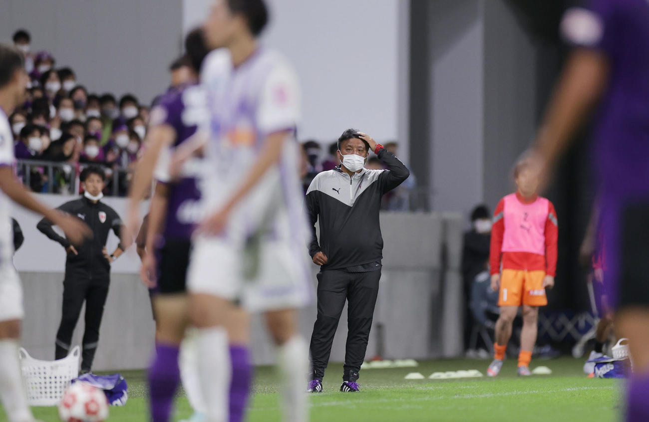 京都対広島　延長後半、厳しい表情で試合を見つめる京都曹監督（中央）（撮影・前田充）