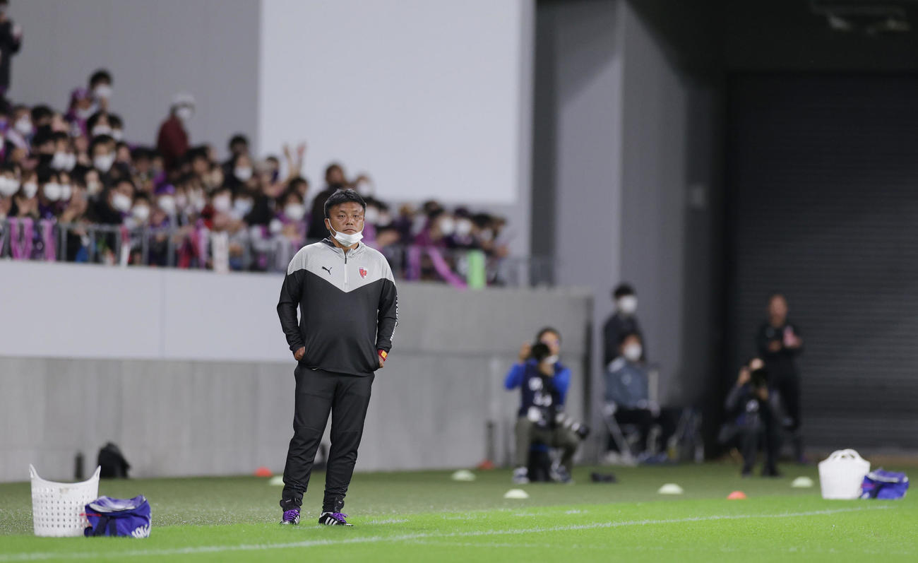 京都対広島　前半、戦況を見守る京都曹監督（撮影・前田充）