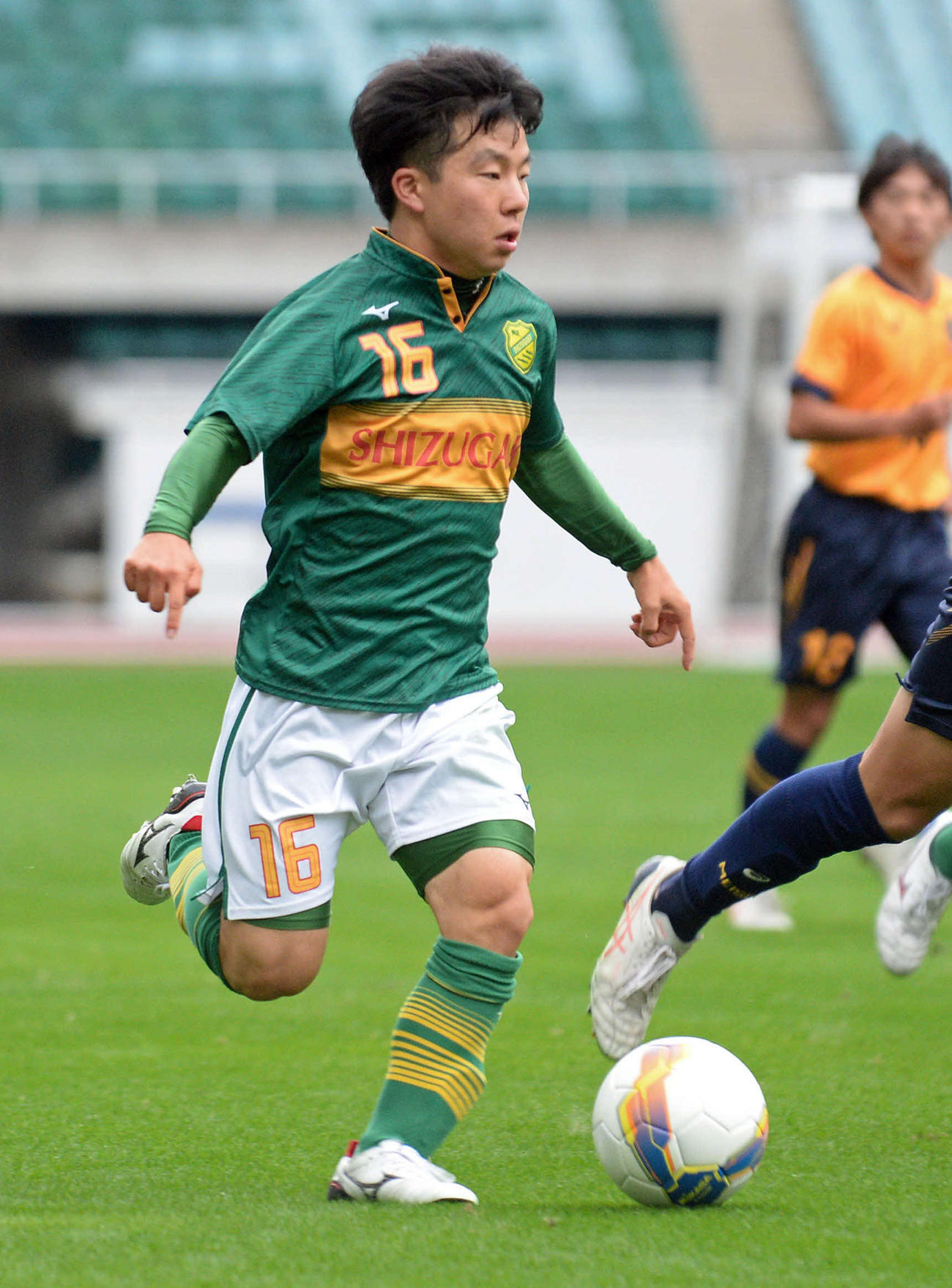 昨年11月の全国高校選手権県大会準決勝・藤枝明誠戦でドリブルする静岡学園MF高橋
