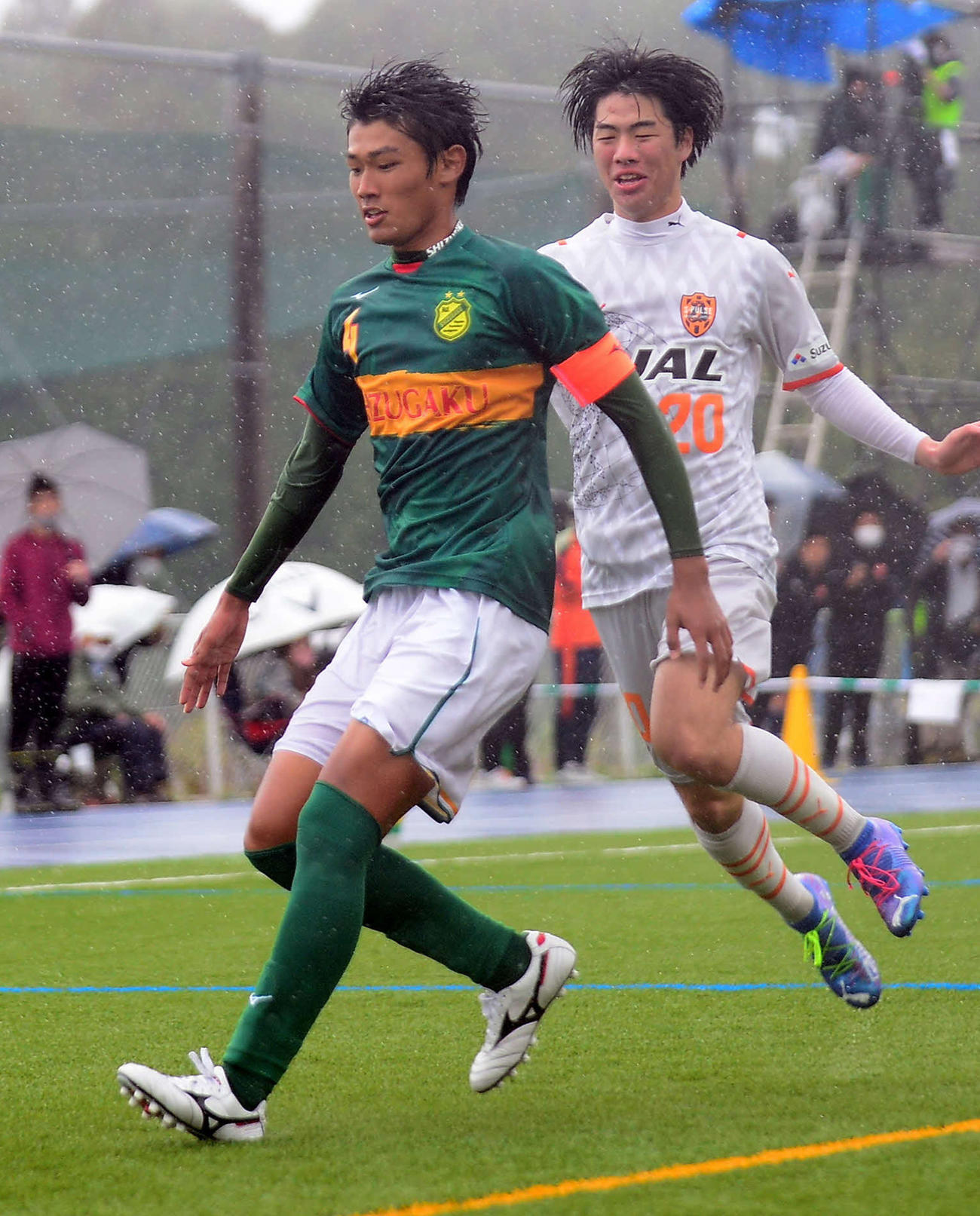 4月のU－18プレミアリーグ清水ユース戦でプレーする静岡学園DF行徳（手前）