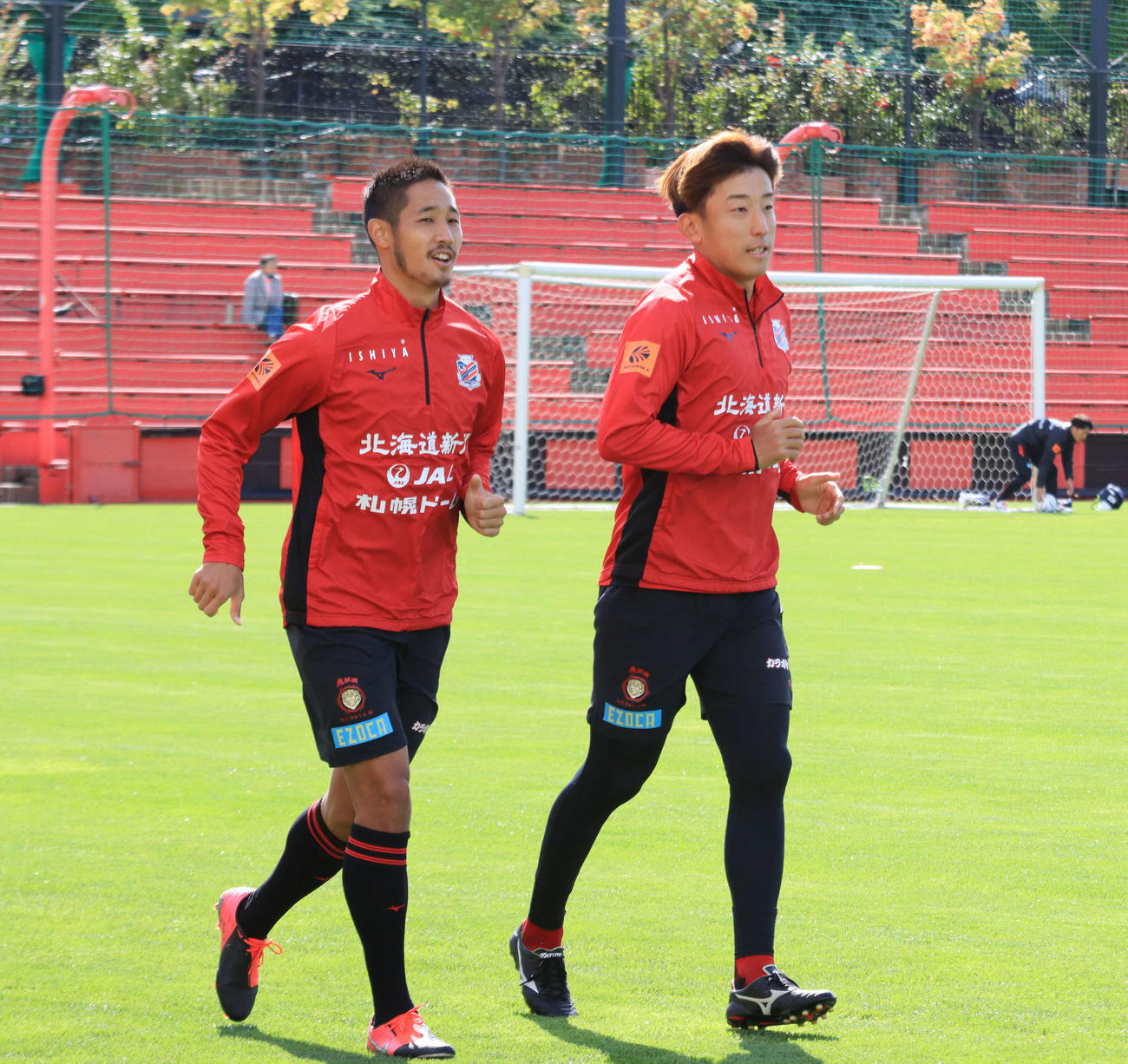 ランニングする札幌金子（右）と青木（撮影・保坂果那）
