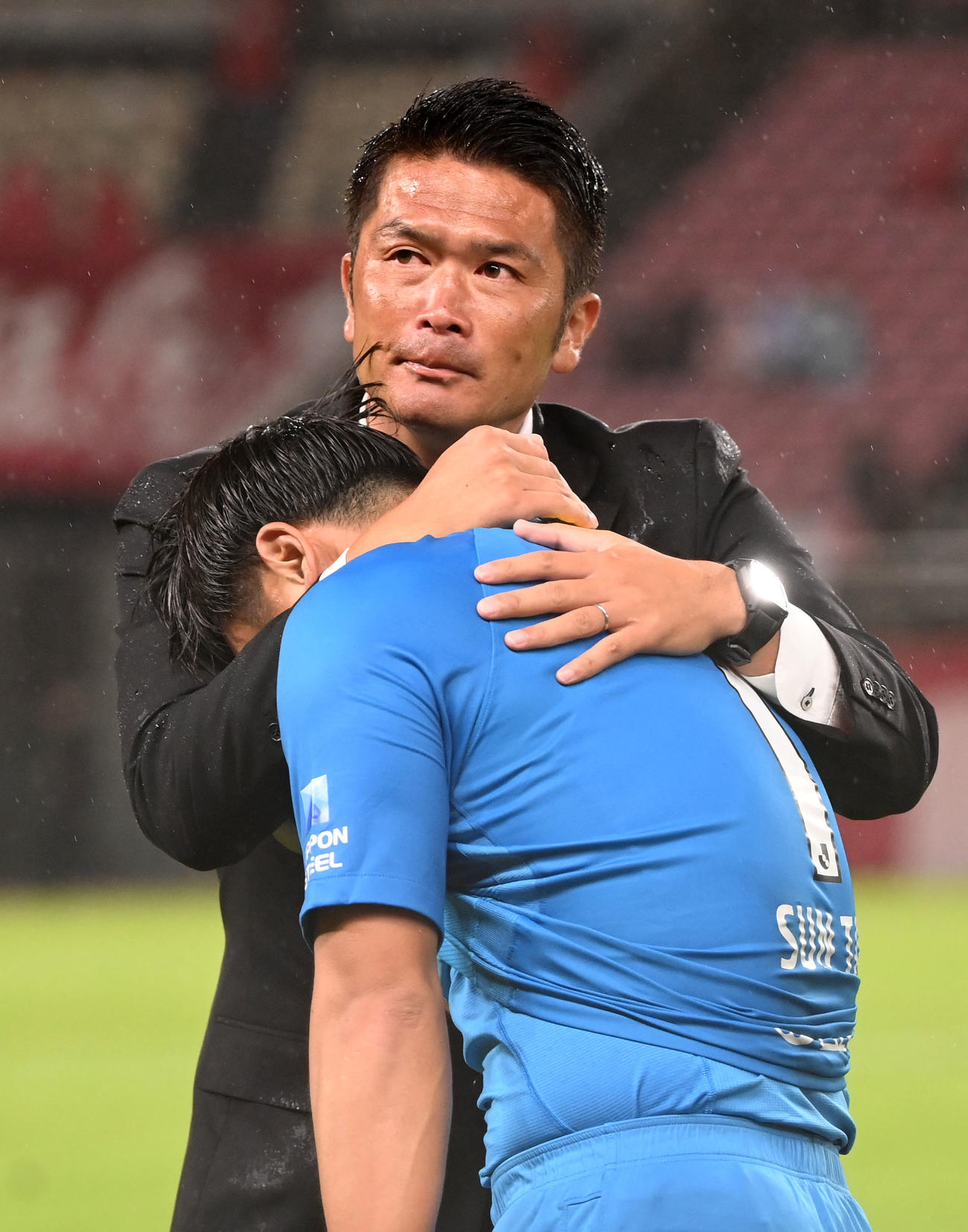 2022年10月5日、甲府戦の試合後、悔し涙を流す鹿島GKクォン・スンテ（手前）を抱き締める岩政監督