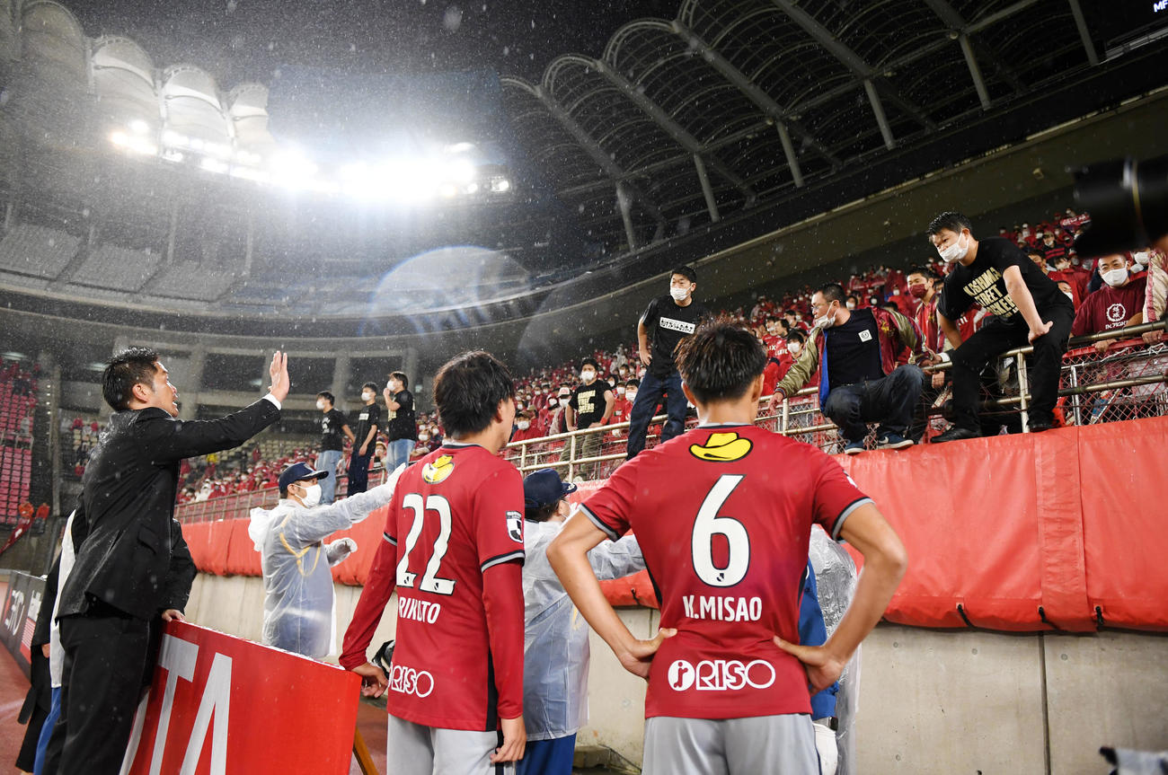 2022年10月5日、甲府戦の試合後、サポーターに話す鹿島岩政監督（左）
