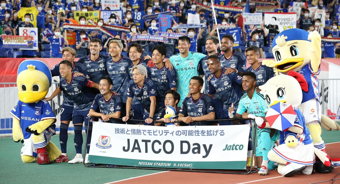 横浜の選手とマスコットたち（2022年9月10日撮影）