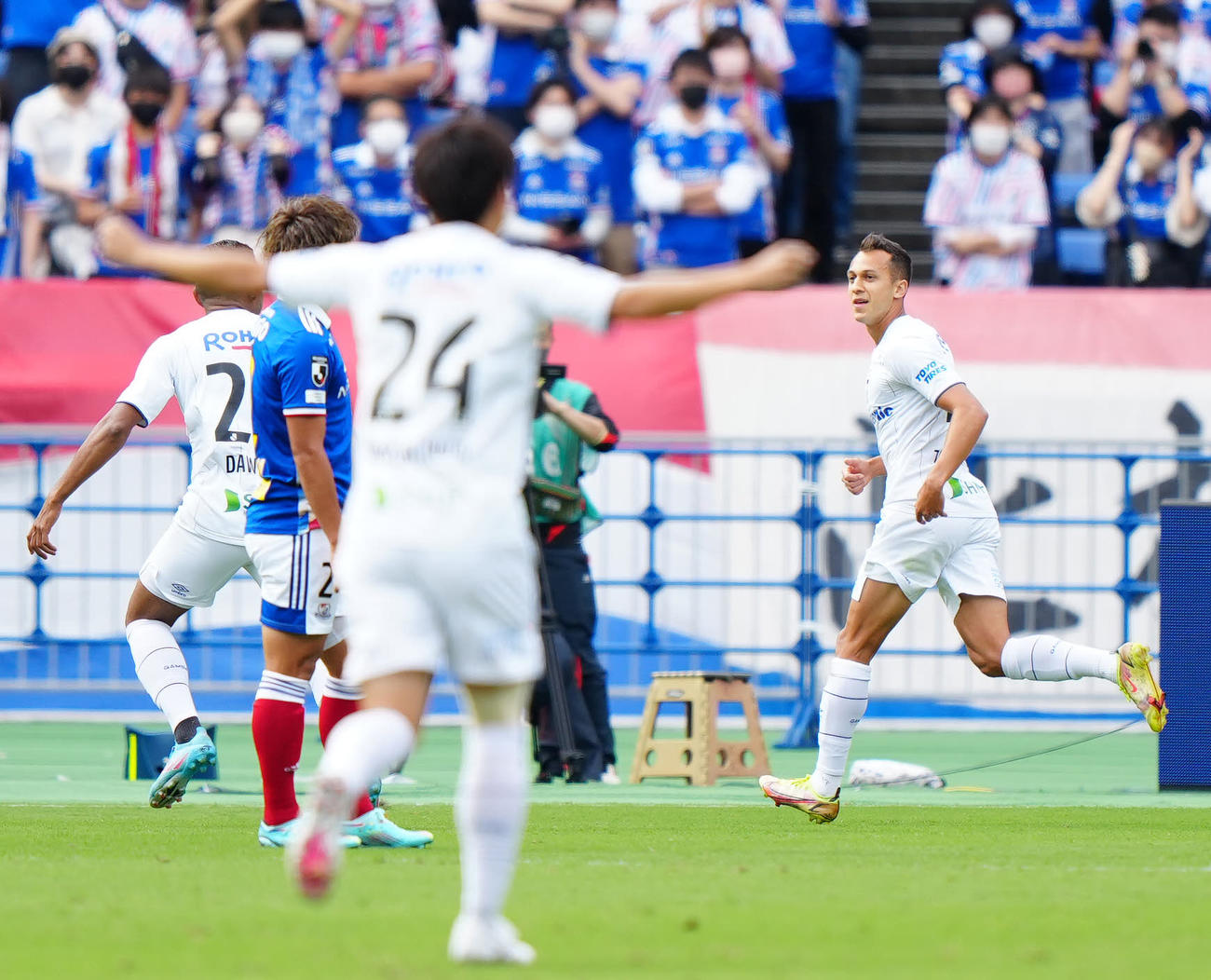 横浜対G大阪　前半、先制ゴールを決めたG大阪ファン・アラーノ（右）（撮影・江口和貴）