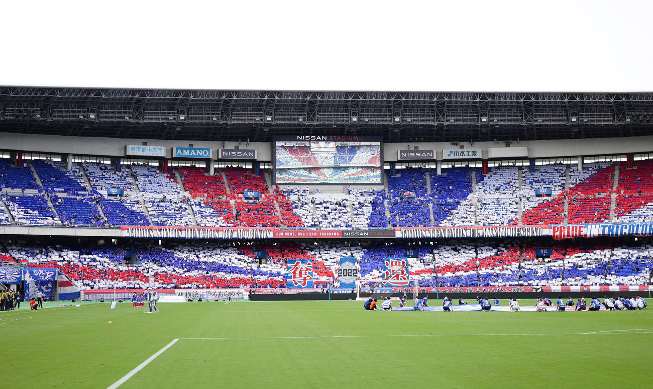 横浜対G大阪　試合前、横浜サポーターがつくるコレオグラフィー（撮影・江口和貴）