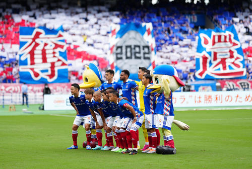 横浜対G大阪　試合前、写真に納まる横浜の選手たち（撮影・江口和貴）