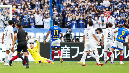 横浜対G大阪　後半、ゴールを決めるG大阪パトリック（右から3人目）（撮影・江口和貴）