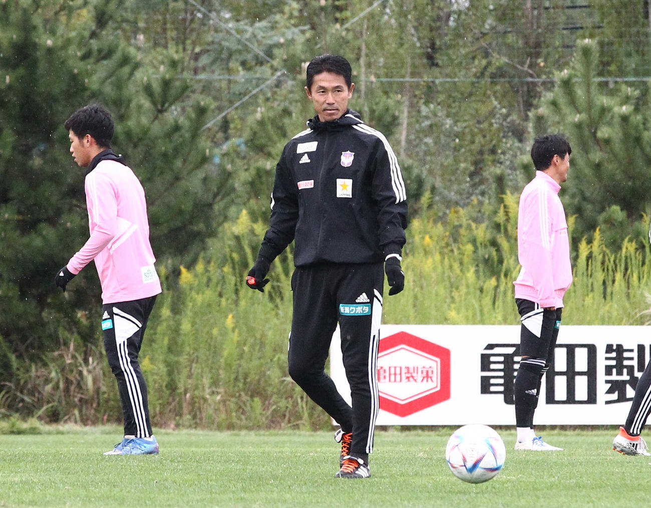 仙台戦の前日練習で選手の動きをチェックする松橋監督