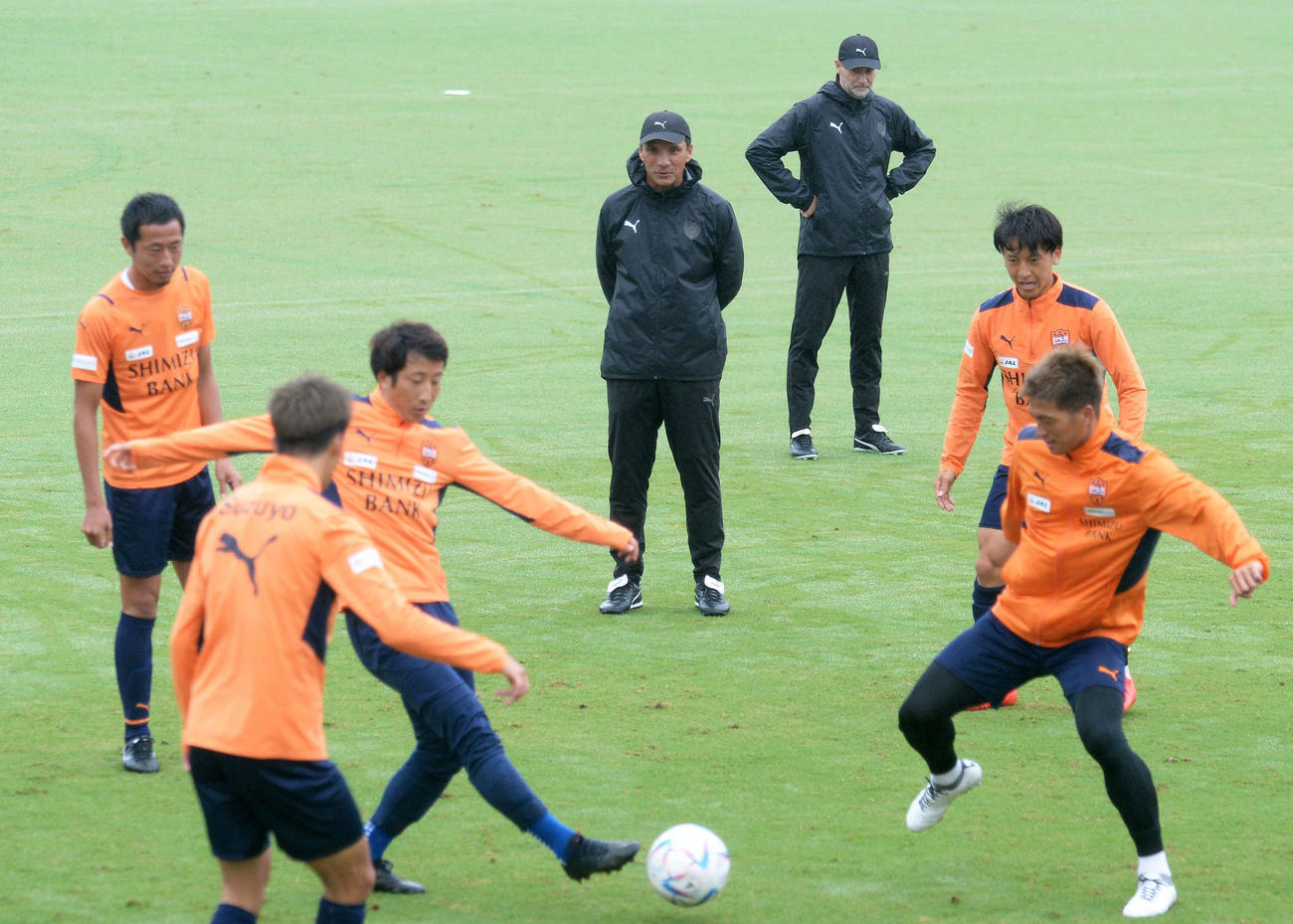 選手の動きをチェックする清水のリカルド監督（中央）