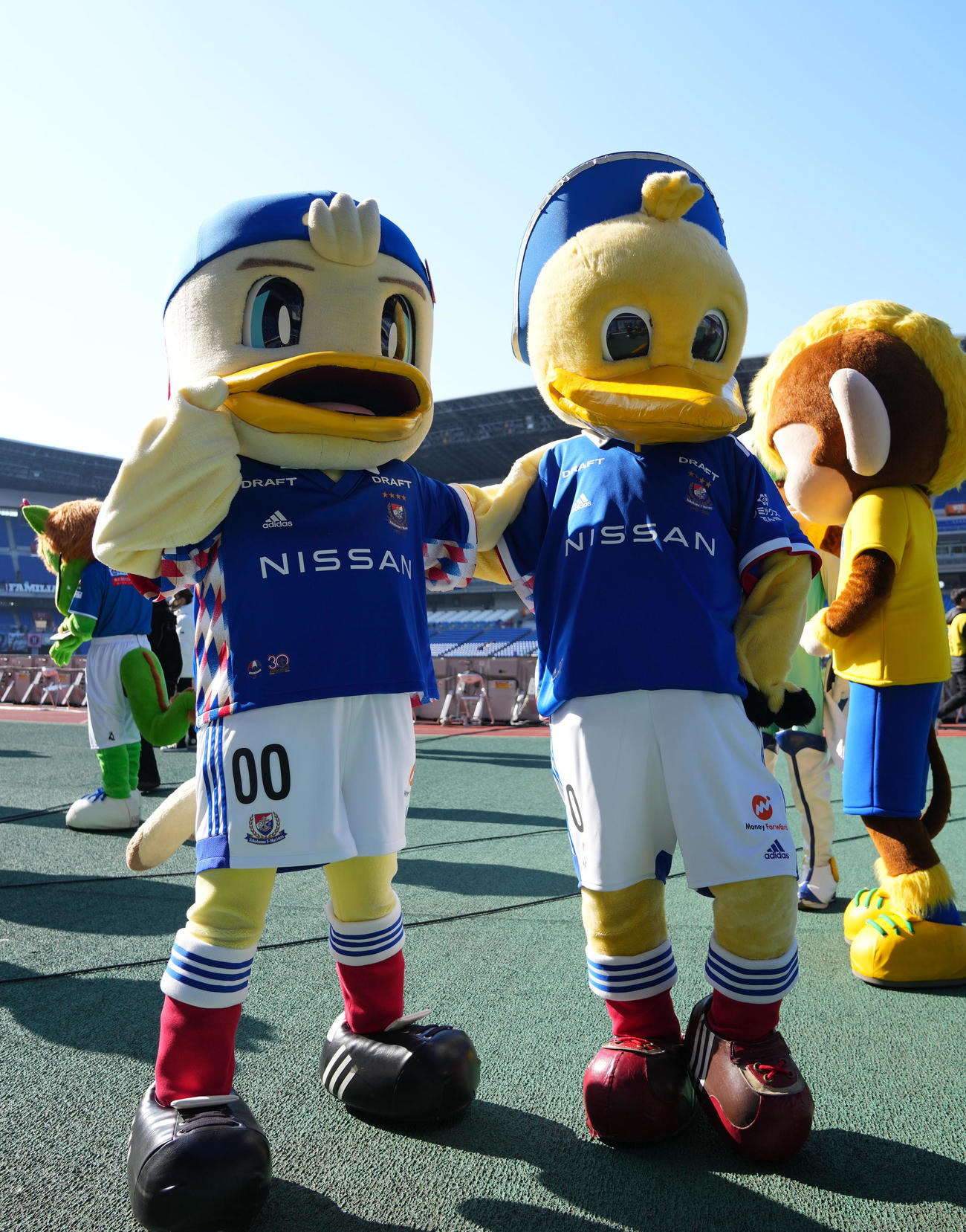 横浜のマリノス君（右）とマリノスケ（2022年2月12日撮影）