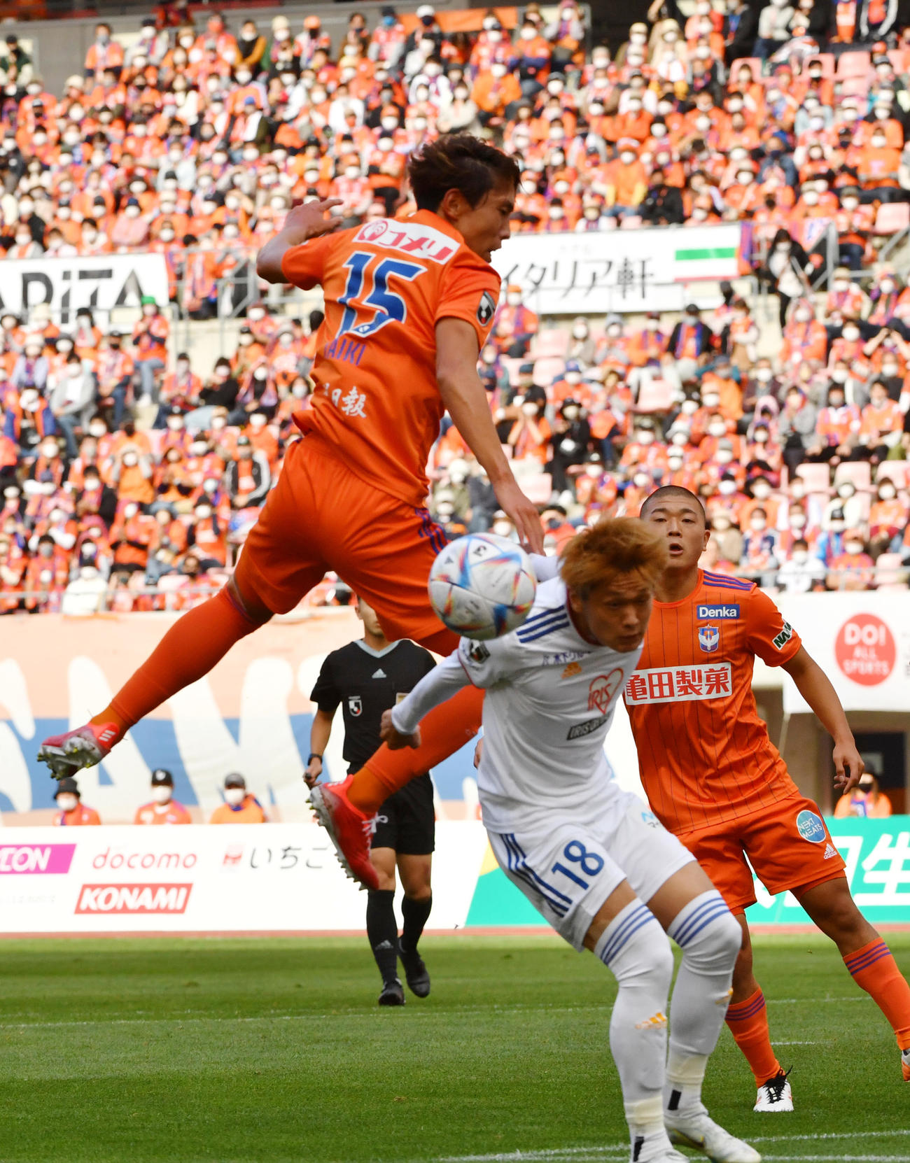 新潟対仙台　前半、新潟DF渡辺はヘディングで競い合う、下は仙台MF気田（撮影・柴田隆二）
