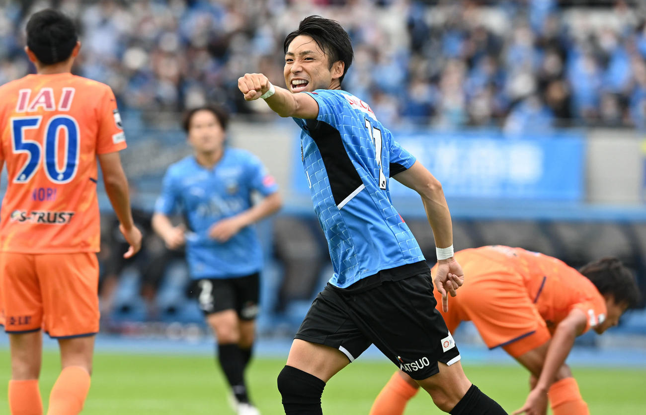 川崎F対清水　後半、勝ち越し点を決めてガッツポーズの川崎F小林（手前）（撮影・山崎安昭）