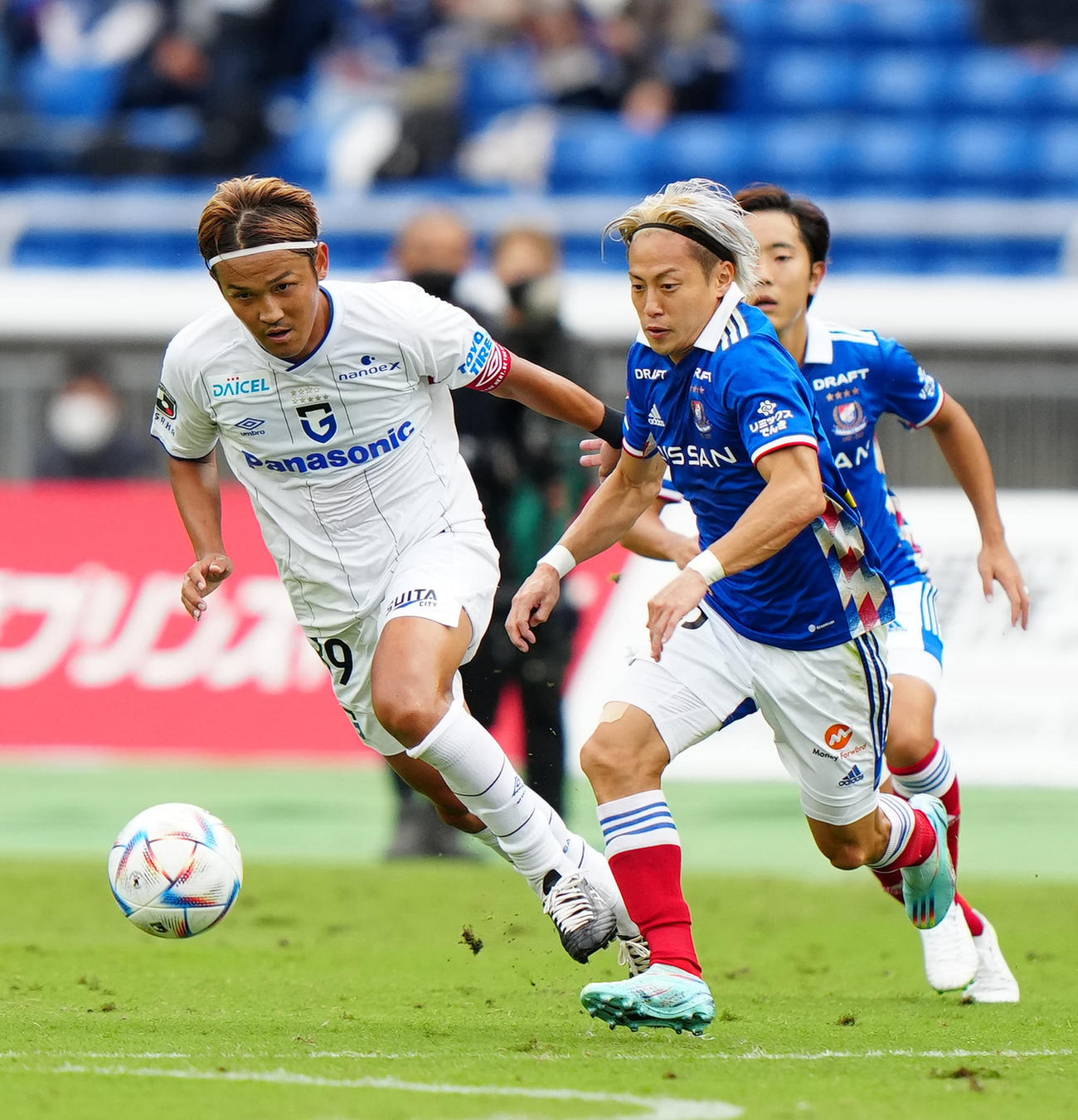 横浜対G大阪　後半、ボールを追う横浜仲川（右）とG大阪宇佐美（撮影・江口和貴）