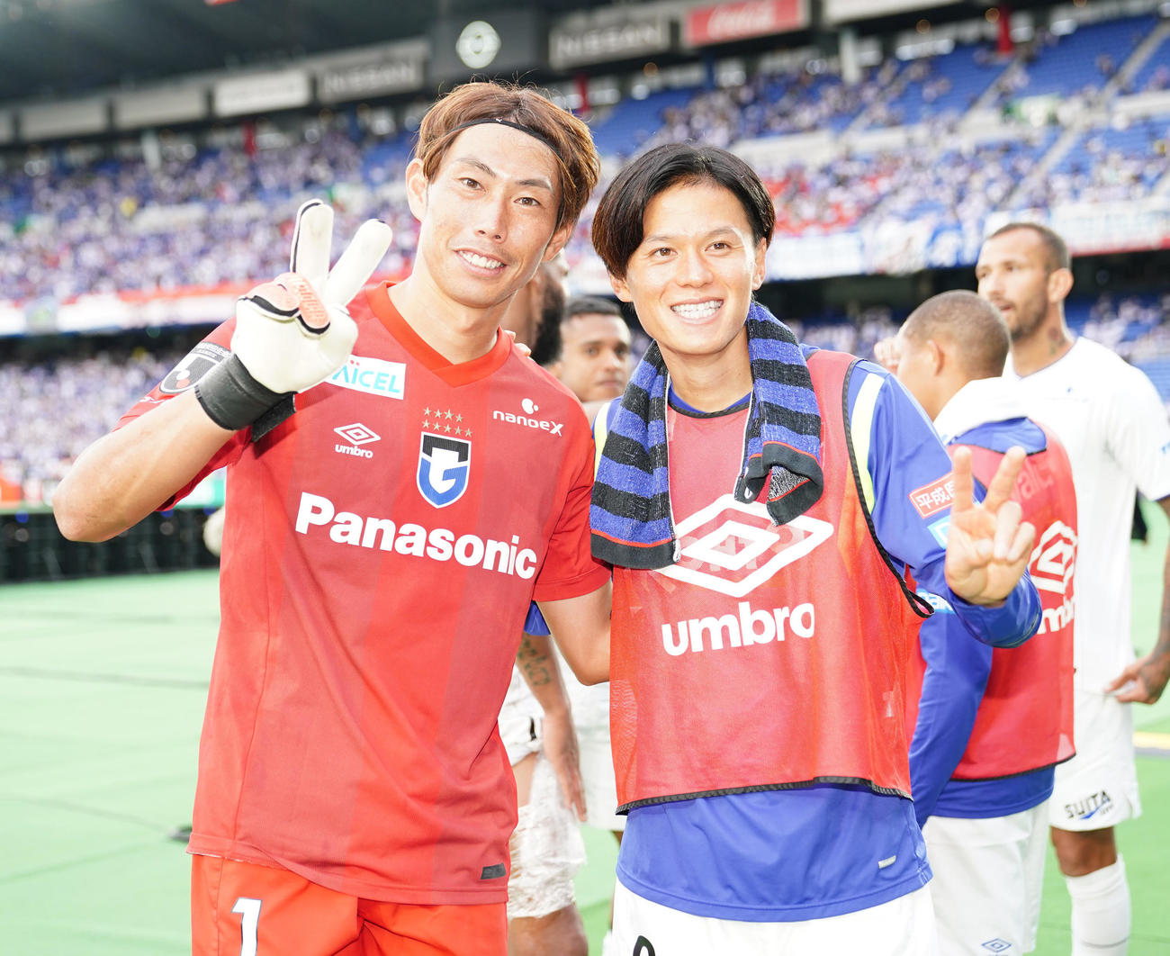横浜対G大阪　横浜に勝利し、ピースサインのG大阪GK東口（左）と小野瀬（撮影・江口和貴）