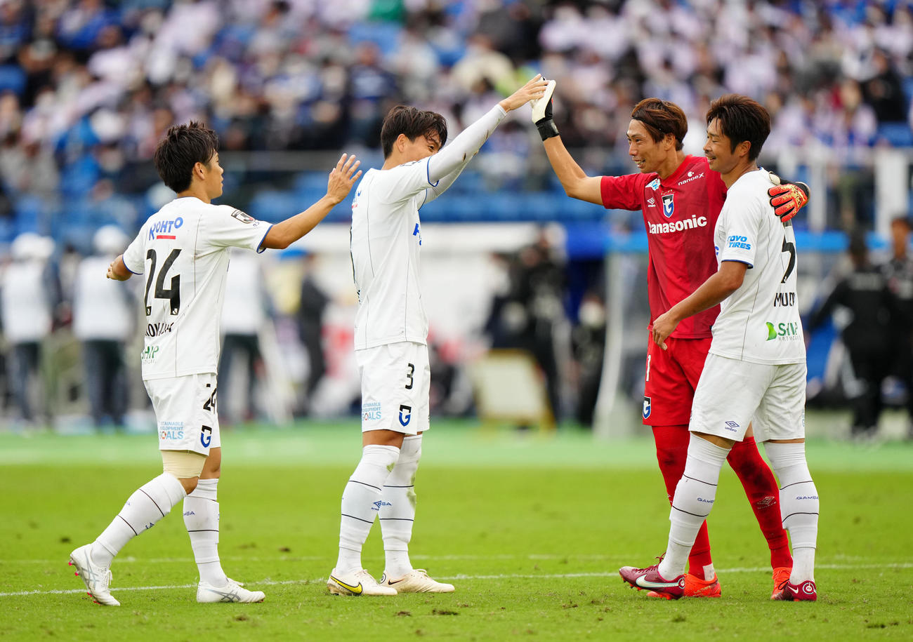 横浜対G大阪　横浜に勝利し、喜ぶGK東口（中央右）らG大阪の選手たち（撮影・江口和貴）